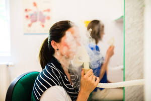 Lázeňská inhalace minerální vodou Lázeňská inhalace minerální vodou